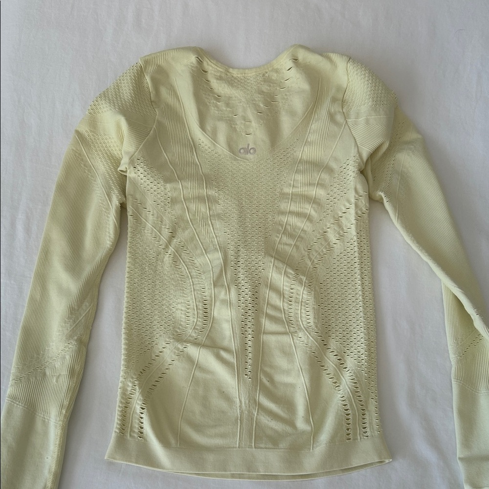 ALO Yoga Light Yellow Lark Top S